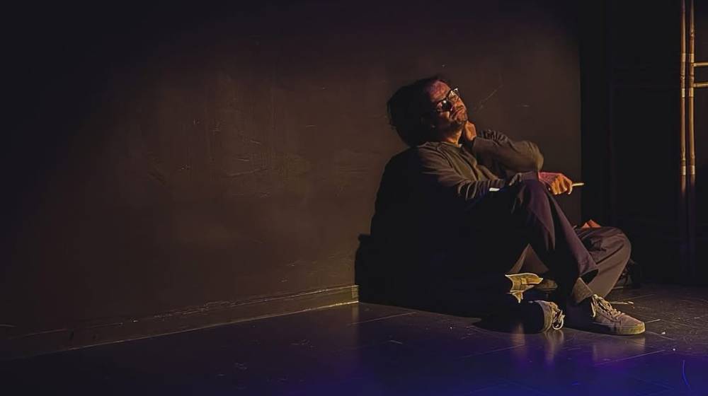 Γοητευτικός Έλληνας ηθοποιός αποκάλυψε ότι είναι σε σχέση [βίντεο]