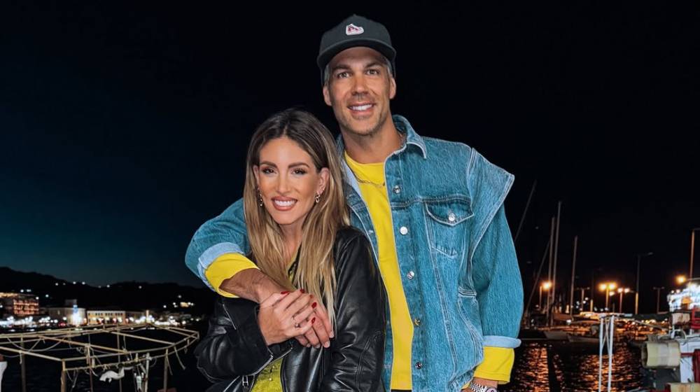 Αθηνά Οικονομάκου: Στολίζει το χριστουγεννιάτικο δέντρο παρέα με τον σύντροφο της και τα παιδιά της [βίντεο] 