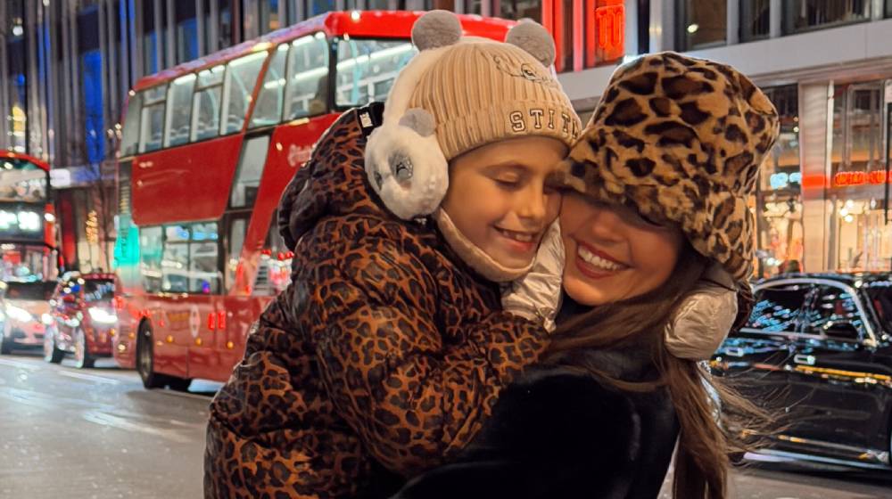 Εβελίνα Σκίτσκο: Το ταξίδι της στο Λονδίνο με την κόρη της, Αριάνα [εικόνες & βίντεο]