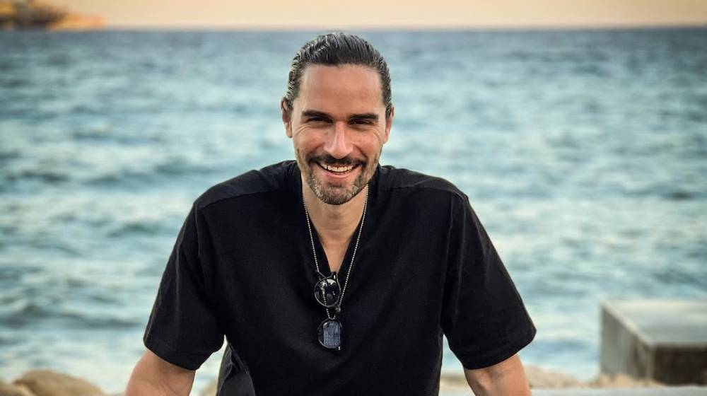 Πέτρος Αθανασίου: Αγκαλιά με την κόρη του στη δουλειά [εικόνα]