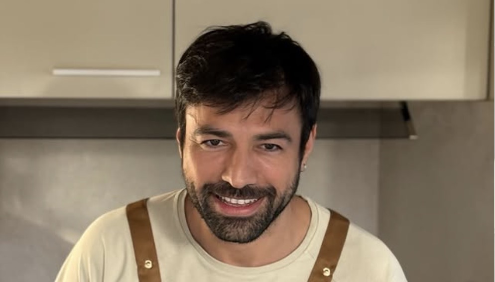 Ανδρέας Γεωργίου: Βόλταρε σε παραλία της Αγίας Νάπας με την 4 μηνών κόρη του [εικόνες]