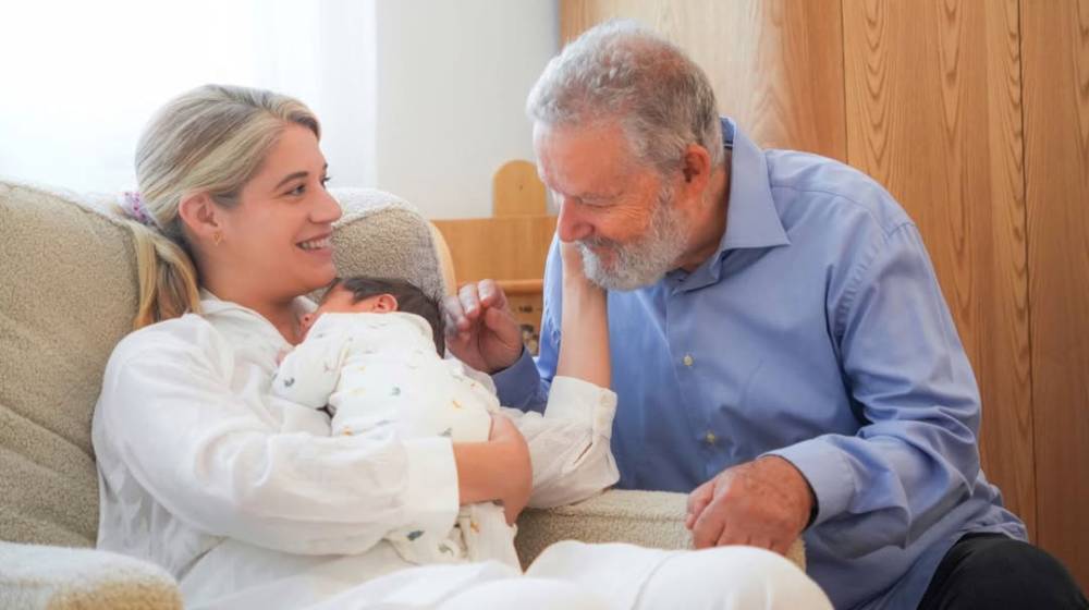 Τζένη Θεωνά: Οι συγκινητικές στιγμές με τους γονείς της και τον 2 μηνών γιο της 