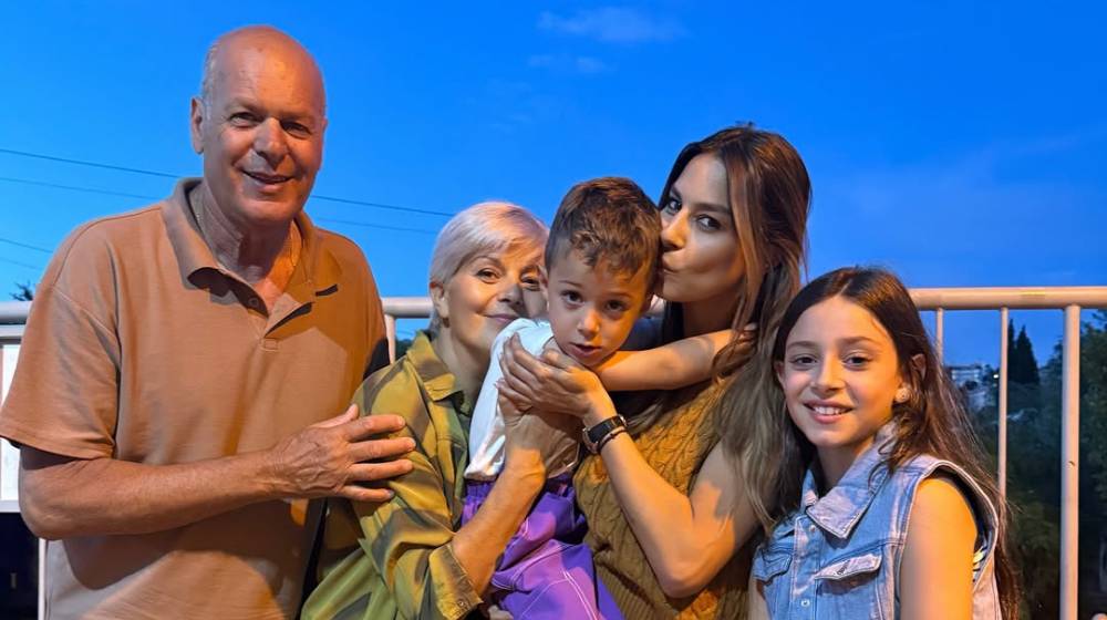 Ευριπίδου: Γιορτάζει ο γιος και η μητέρα της – Τα τρυφερά λόγια στους εορτάζοντες [εικόνες]