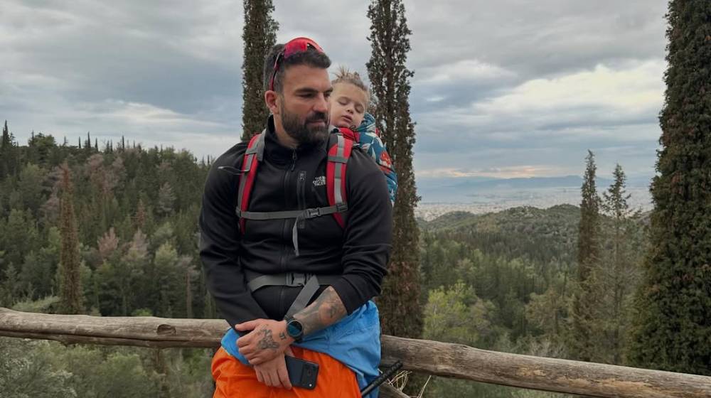 Δημήτρης Αλεξάνδρου: Πήγε για hiking με τον γιο του κι εκείνος αποκοιμήθηκε [εικόνες & βίντεο]