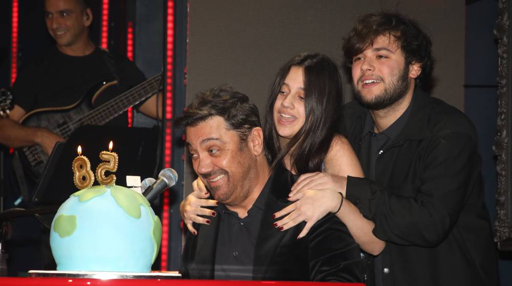 Γιώργος Θεοφάνους: Η έκπληξη των παιδιών του στη σκηνή για τα γενέθλιά του [εικόνες]