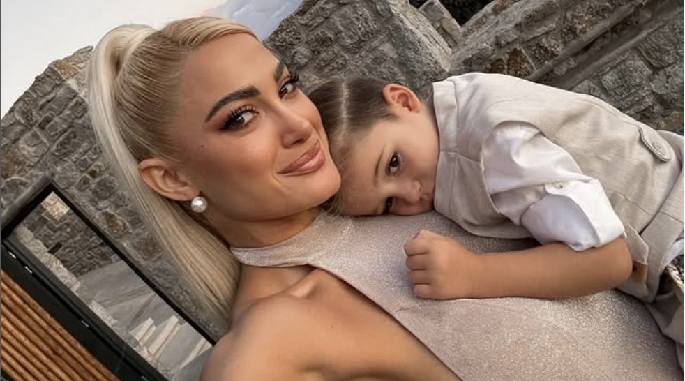 Τούνη: Πρωτοχρονιά με τον σύντροφό της και τους γονείς του – «Ντρεπόμουν να τραβάω story»