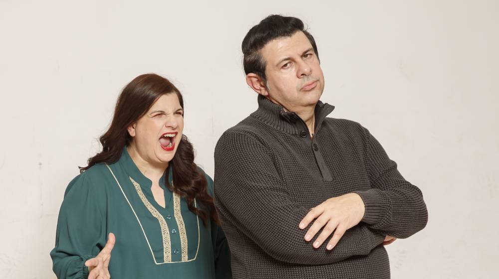 Η «Οικογένεια Πουλλάκη» μάς κάνει home tour λίγο πριν την πρεμιέρα στο ΣΙΓΜΑ [βίντεο]