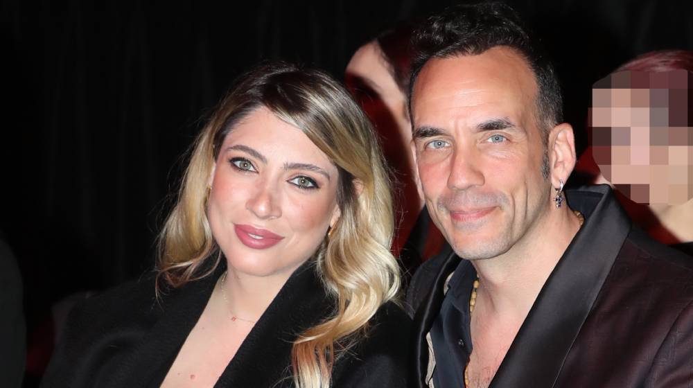 Μουζουράκης – Κόζαρη: Η σπάνια δημόσια εμφάνιση του ζευγαριού μετά την απόκτηση του δεύτερου παιδιού τους  