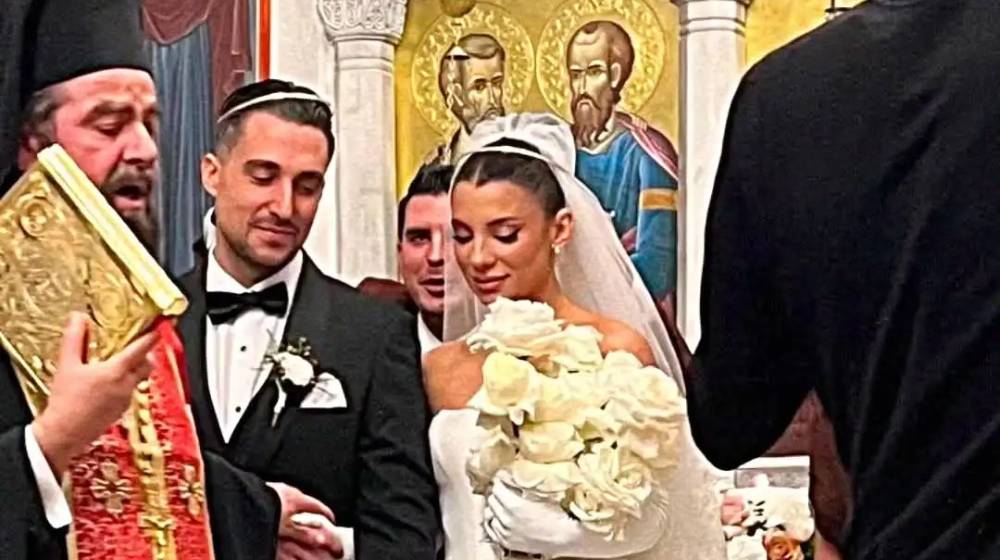 Σάκης Κατσούλης - Μαριαλένα Ρουμελιώτη: Ανέβηκαν τα σκαλιά της εκκλησίας [εικόνες]