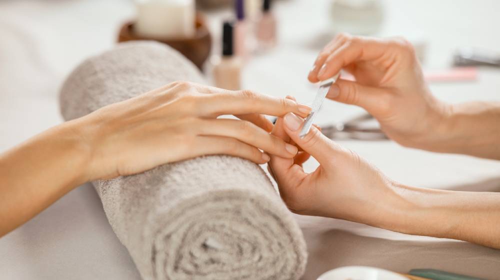 Το διακριτικό μανικιούρ που ταιριάζει άψογα στα κοντά νύχια 