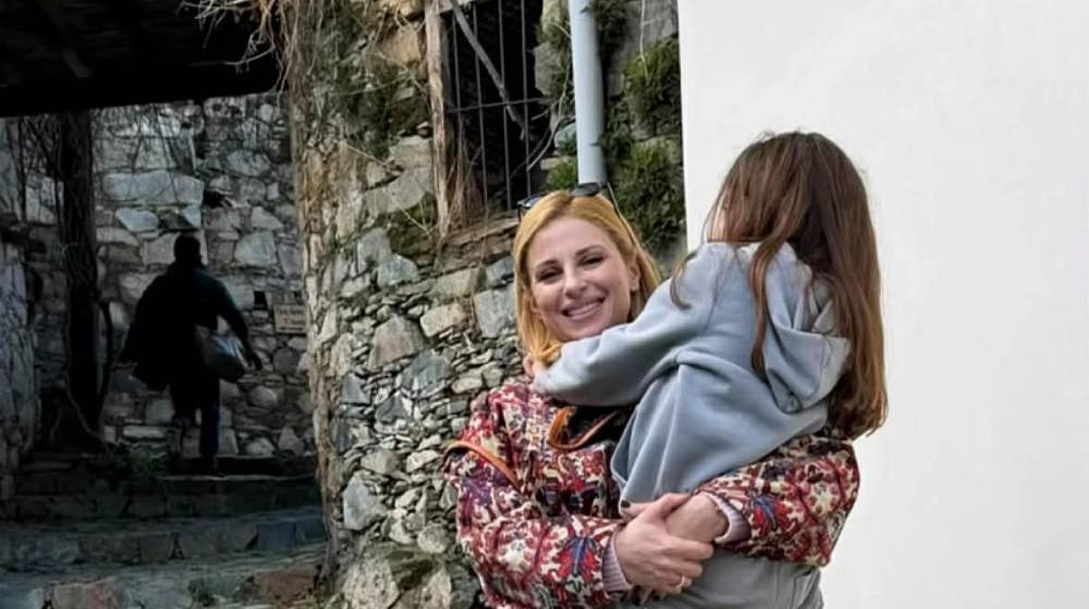 Χριστιάνα Αριστοτέλους: Βόλτες με την κόρη της, Μελίνα στο Παλαιχώρι [βίντεο]