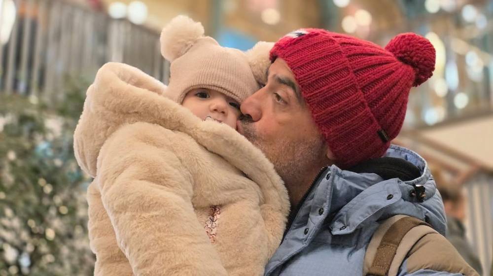 Μιχάλης Σοφοκλέους: Φωτογράφισε την κόρη του να κοιμάται αγκαλιά με τα αρκουδάκια της [εικόνα]