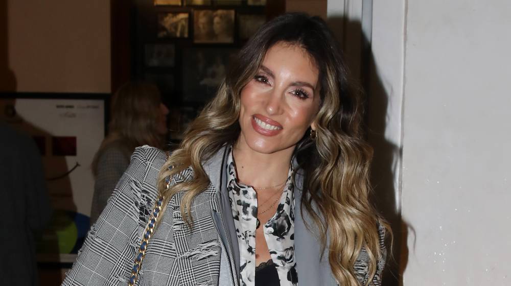 Η Αθηνά Οικονομάκου υιοθετεί τις wispy bangs και απογειώνει το effortless beauty