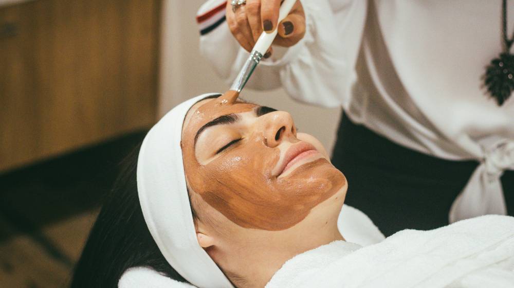 Το beauty trend που κάνει την επιδερμίδα να δείχνει τέλεια