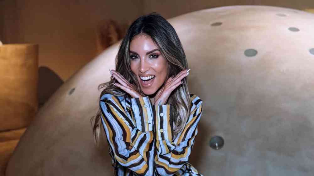 Love in Red: Το outfit της Οικονομάκου που σου δίνει inspo για glam Valentine’s εμφάνιση