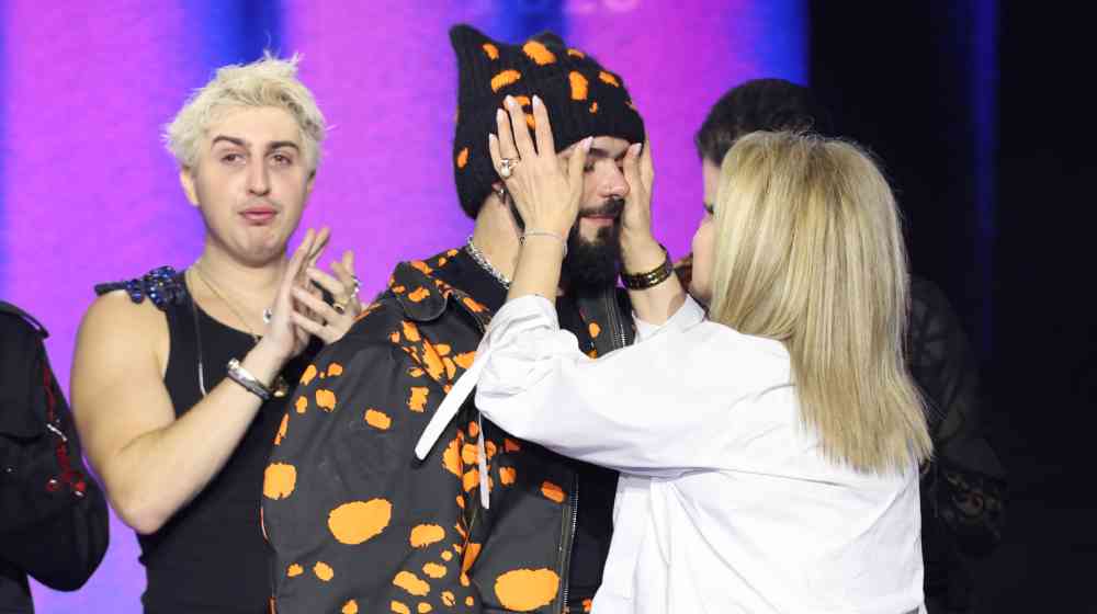 Akylas: Συγκινημένος στην αγκαλιά της μαμάς του που έτρεξε στη σκηνή λίγα λεπτά μετά τη νίκη του