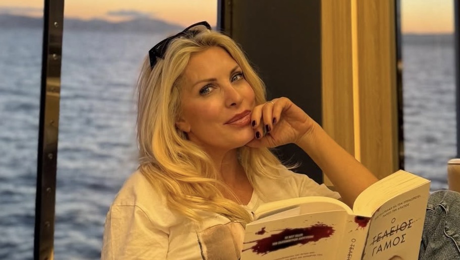 Ατύχημα για την Ελένη Μενεγάκη: Κυκλοφορεί με νάρθηκα στο χέρι [εικόνες]