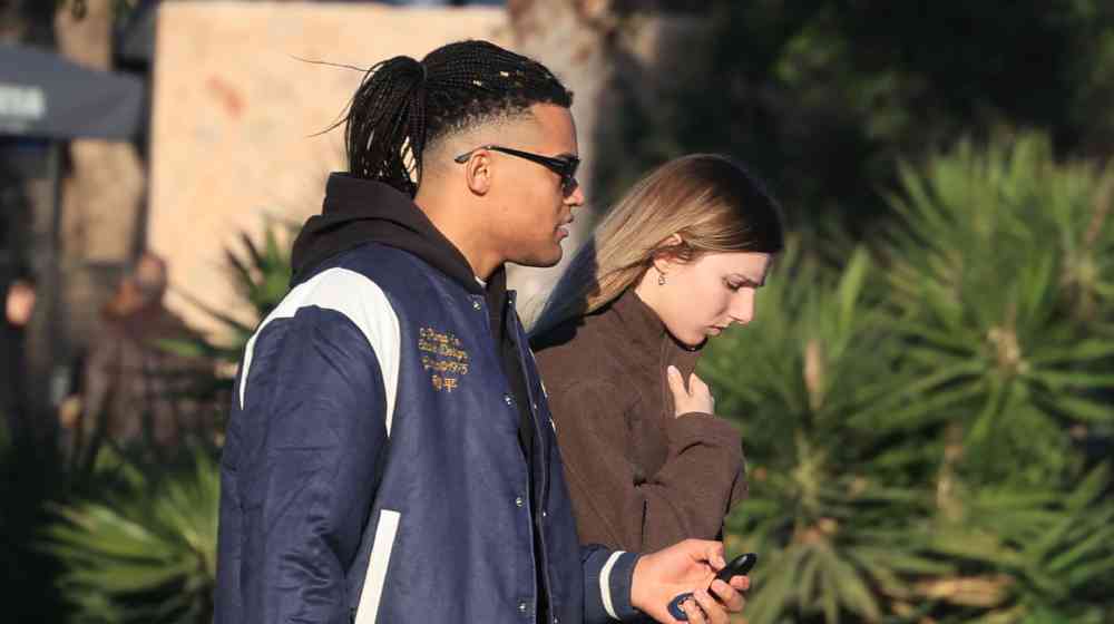 Manolo: Τα σπάνια στιγμιότυπα με τη σύντροφό του σε βόλτα τους 