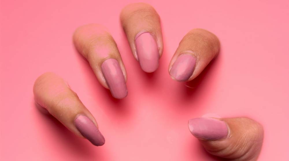 Ημι-ματ νύχια: Η φυσική τάση μανικιούρ που ξεχωρίζει φέτος