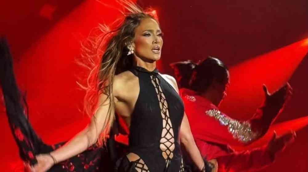 Jennifer Lopez: Παραλίγο να πέσει στη σκηνή [βίντεο]