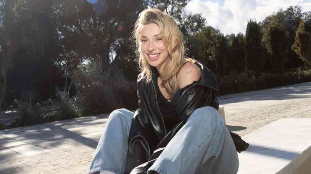 Γαρυφαλιά Καληφώνη: Έκανε french μανικιούρ στο χρώμα της σεζόν [εικόνα]