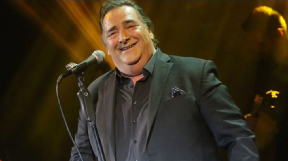 Συγκίνηση: Ακούστε το νέο τραγούδι του Βασίλη Καρρά 2,5 χρόνια μετά τον θάνατό του – «Η δική μου πατρίδα»