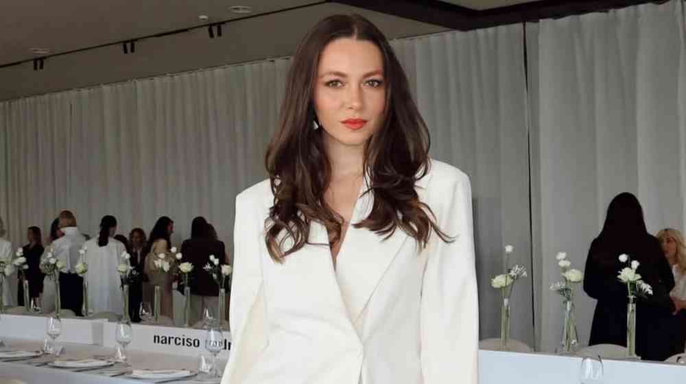 Εβελίνα Σκίτσκο: Η εμφάνιση που θα σε πείσει να φορέσεις λευκό κοστούμι