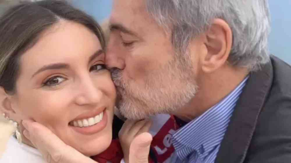 Αθηνά Οικονομάκου: Η συγκινητική και σπάνια αναφορά με τον πατέρα της [βίντεο]