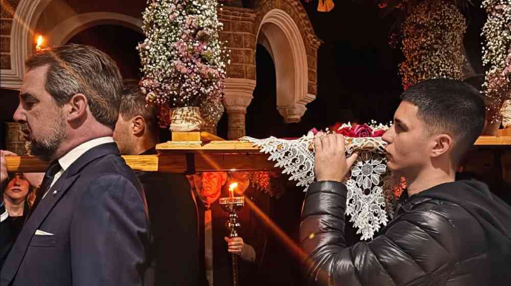 Ο Τσαλίκης με τους γιους του και τον Νικόλαο Ντε Γκρες κράτησαν τον Επιτάφιο [βίντεο]