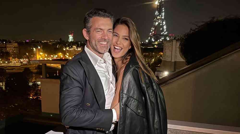 Ευριπίδου – Μιχόπουλος: Η βόλτα τους αγκαζέ στα στενά της Μυκόνου [εικόνες]