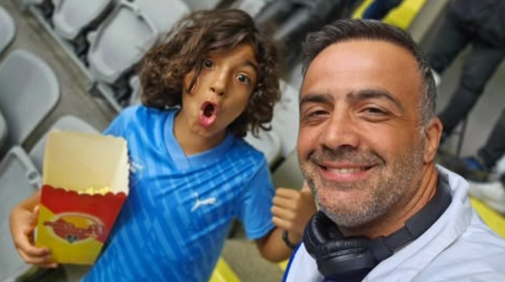 Μιχάλης Σοφοκλέους: Ο γιος του φωτογραφήθηκε με ένα από τα ποδοσφαιρικά του ινδάλματα [βίντεο]
