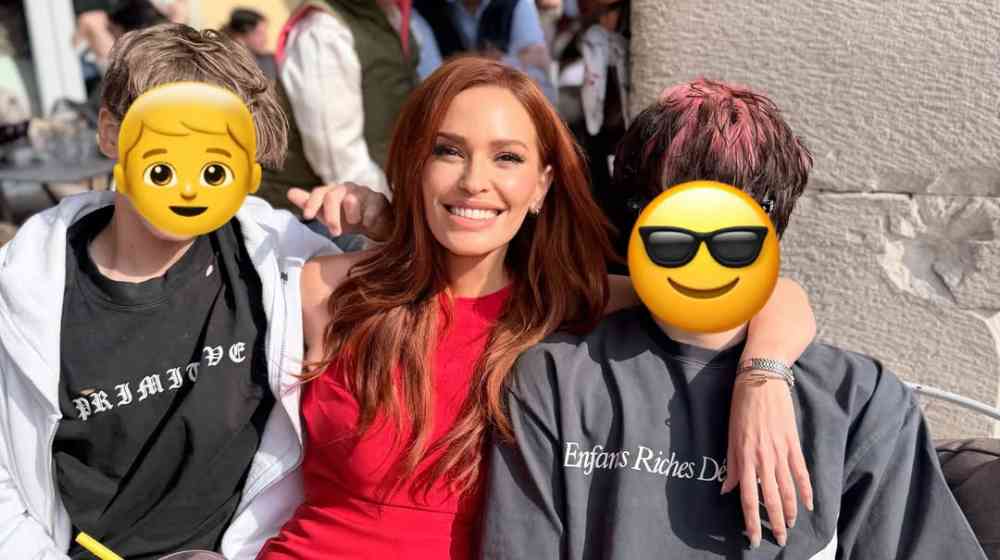 Σίσσυ Χρηστίδου: Φωτογραφήθηκε με τους γιους της στο ίδιο σημείο στην Κέρκυρα χρόνια μετά 