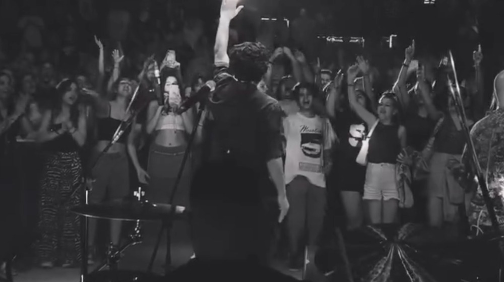 Διάσημος Έλληνας τραγουδιστής άφησε τις πίστες και τραγούδησε με κιθάρα στην Ερμού [βίντεο]