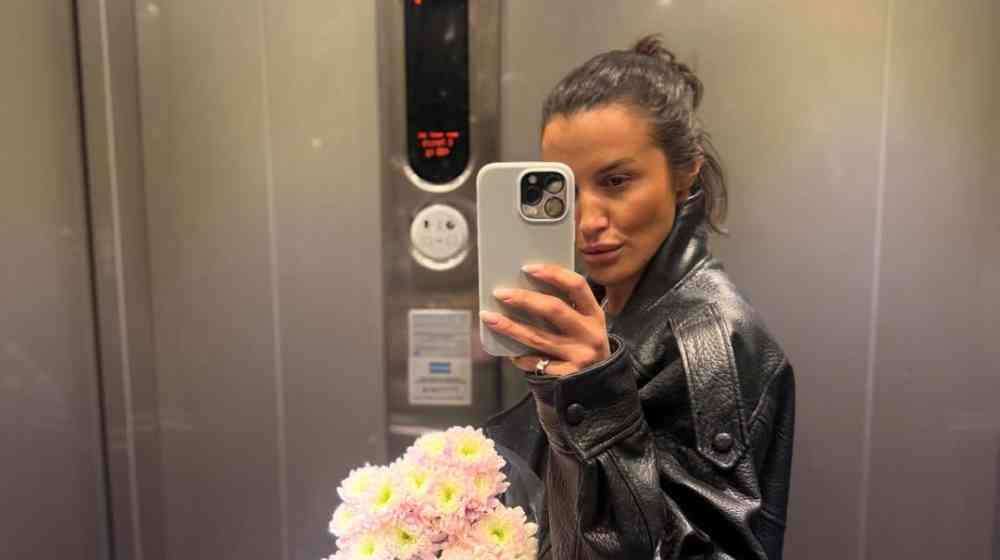 Το metallic manicure της Κάλιας Ελευθερίου είναι statement