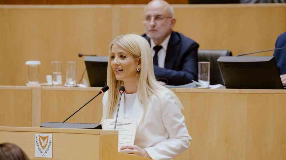 Tonal elegance: Η Αννίτα Δημητρίου επενδύει στο απόλυτο monochromatic look