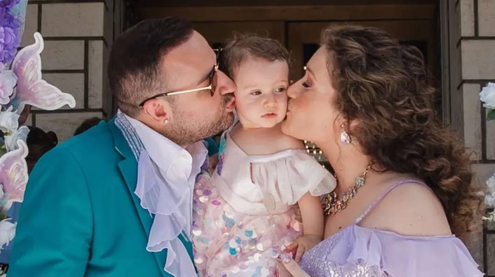 Μαυρίκιος Μαυρικίου: Η στιγμή που η κόρη του, Ιωάννα - Μελωδία, παίζει με τα σκυλάκια τους [βίντεο]