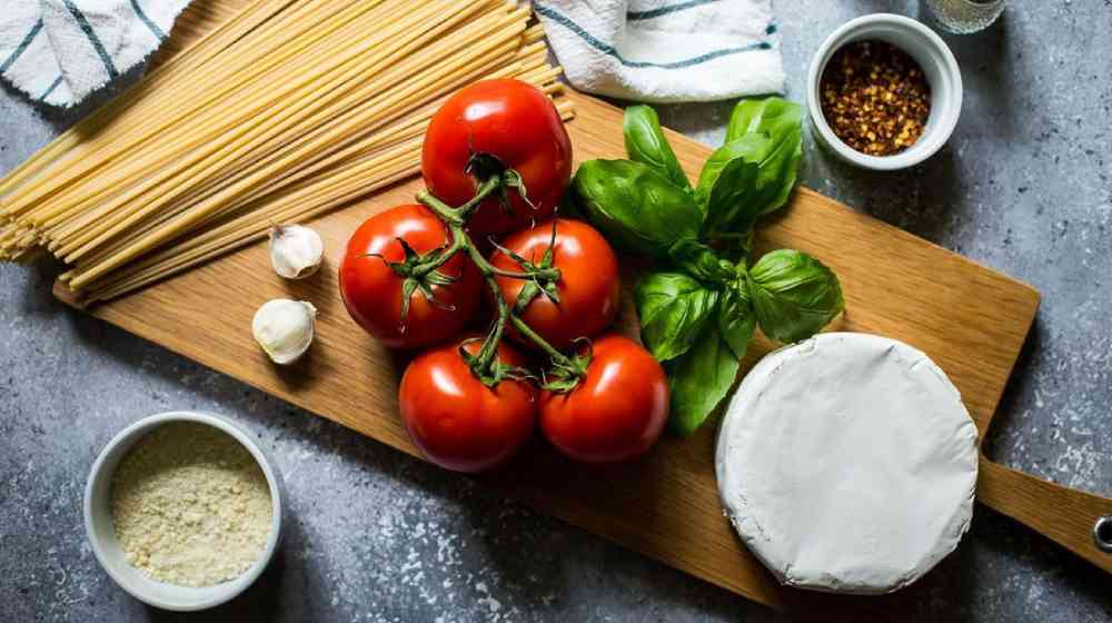 Μακαρόνια με σάλτσα ντομάτας και σκόρδο 