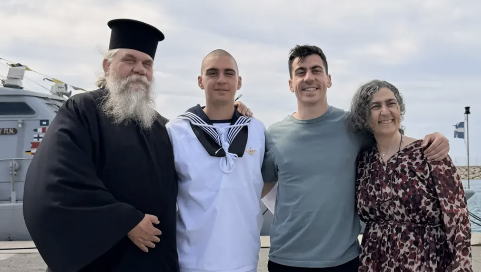 Συγκινημένος ο Φειδίας και οι γονείς του: Ο αδερφός του αποφοίτησε από τους ΟΥΚ [βίντεο]