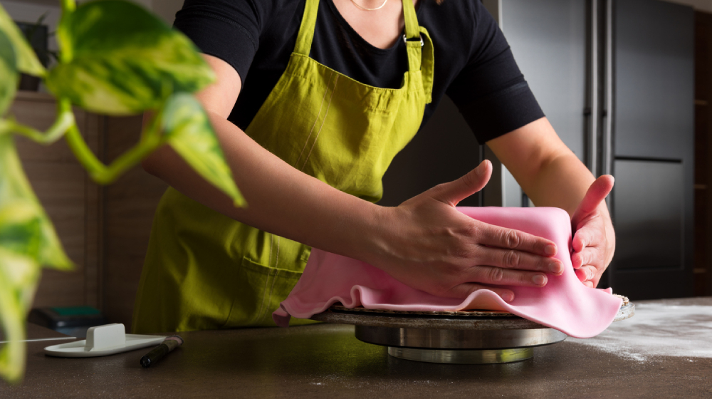 Πώς να φτιάξεις ζαχαρόπαστα στο σπίτι & tips για τέλειο άπλωμα