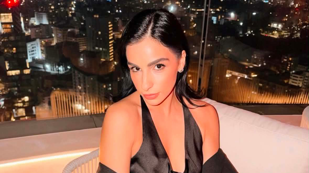 Η Μικαέλλα Κωνσταντίνου μάγεψε με total black glam εμφάνιση 