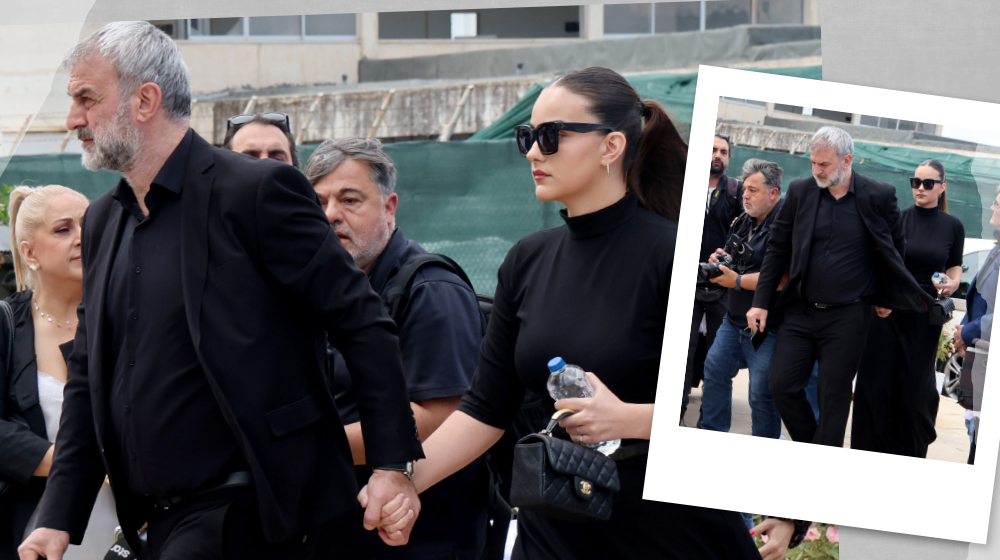 Κηδεία Μαστροκώστα: Πιασμένοι χέρι-χέρι Τραϊνός Δέλλας και η κόρη του Βικτώρια μπήκαν στην εκκλησία [εικόνες]