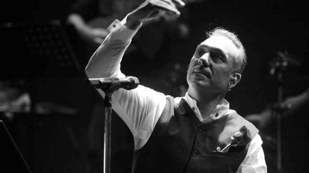 Νότης Σφακιανάκης: Τα τρυφερά λόγια στο στεφάνι στην κηδεία της αδερφής του [βίντεο]