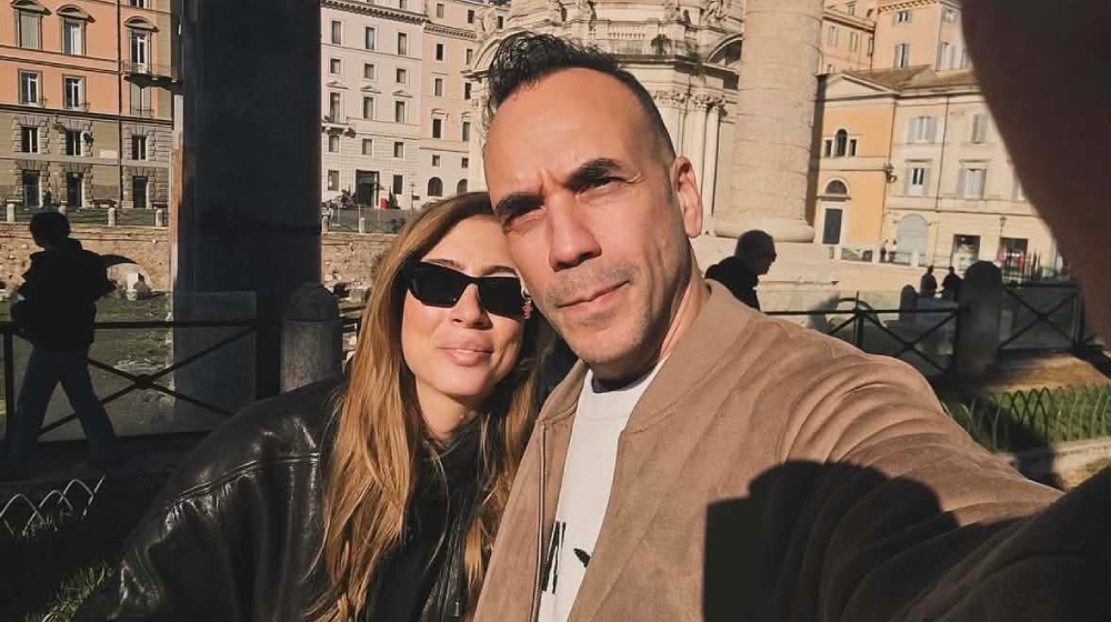 Πάνος Μουζουράκης: Η σύζυγός του ποζάρει αγκαλιά με τα δύο τους παιδιά [εικόνα]
