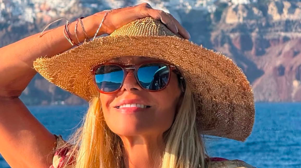 Άννα Βίσση: Διακοπές στη Σαντορίνη με σκάφος απολαμβάνει την πιο ωραία θέα [εικόνα]