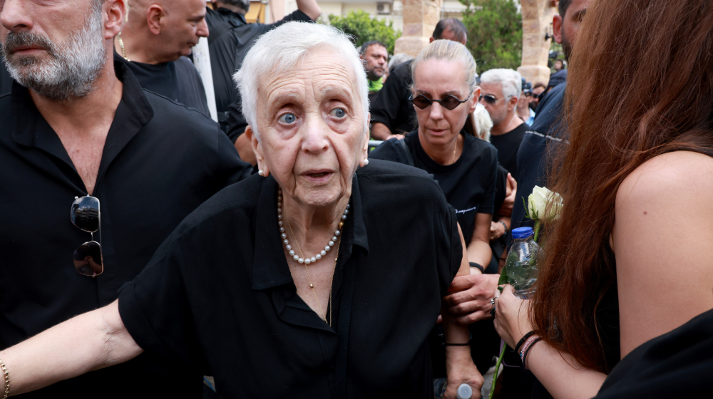 Ξεσπά η μητέρα του Γιώργου Μαζωνάκη μία εβδομάδα μετά την κηδεία του [βίντεο]