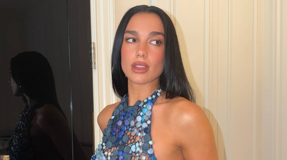 Dua Lipa: Το ξέφρενο γλέντι με ποτήρι στο κεφάλι που έγινε viral