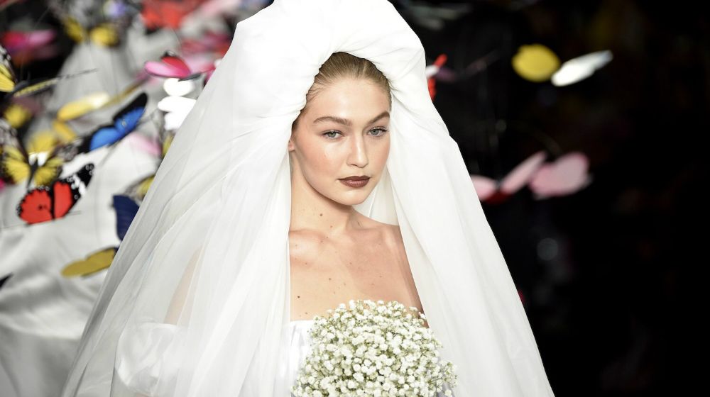 Gigi Hadid: Φόρεσε το πιο ανατρεπτικό νυφικό στο ντεφιλέ του οίκου Moschino  | Ι LOVE STYLE