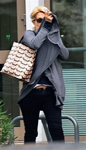 Ελένη Μενεγάκη: Δεν κουμπώνει πλέον το παντελόνι της, λόγω... εγκυμοσύνης |  Ι LOVE STYLE