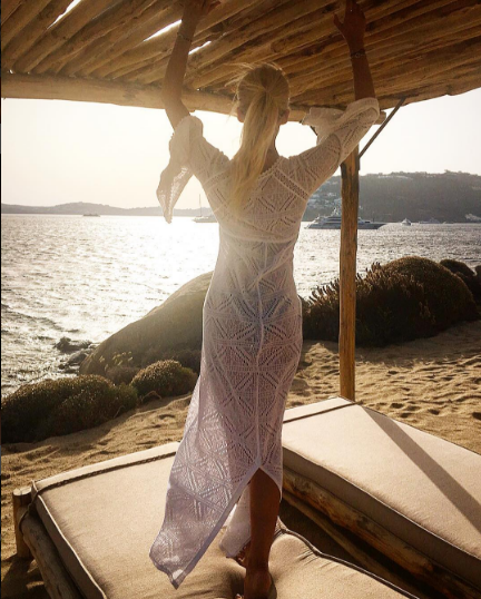 Κατερίνα Καινούργιου: Οι stylish εμφανίσεις της στην παραλία με λευκά  καφτάνια! | Ι LOVE STYLE