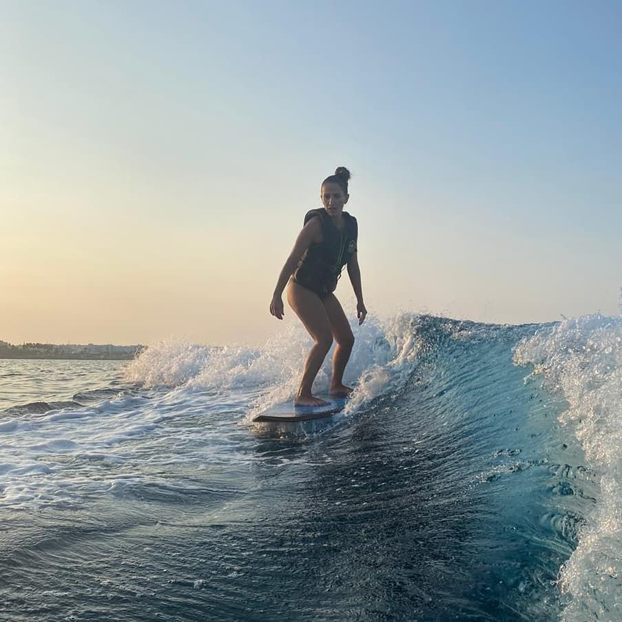 Μάρα Κωνσταντίνου: Η ηθοποιός κάνει surf και εντυπωσιάζει! [εικόνα] | Ι  LOVE STYLE